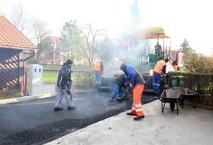 ASFALTIRANJE CESTE  (KAMNA GORICA) 03 FOTO LJUBO VUKELIČ